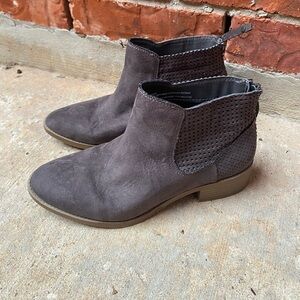 Dolce Vita Womens 6.5 Gray Suede Preforated Ankle Booties Boots Back Zip